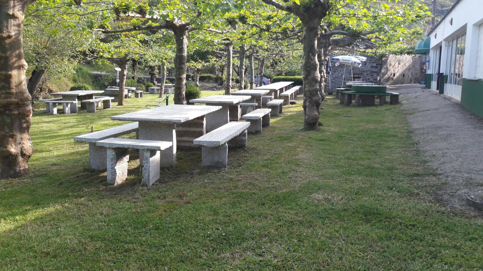 Terraza y parque junto al río