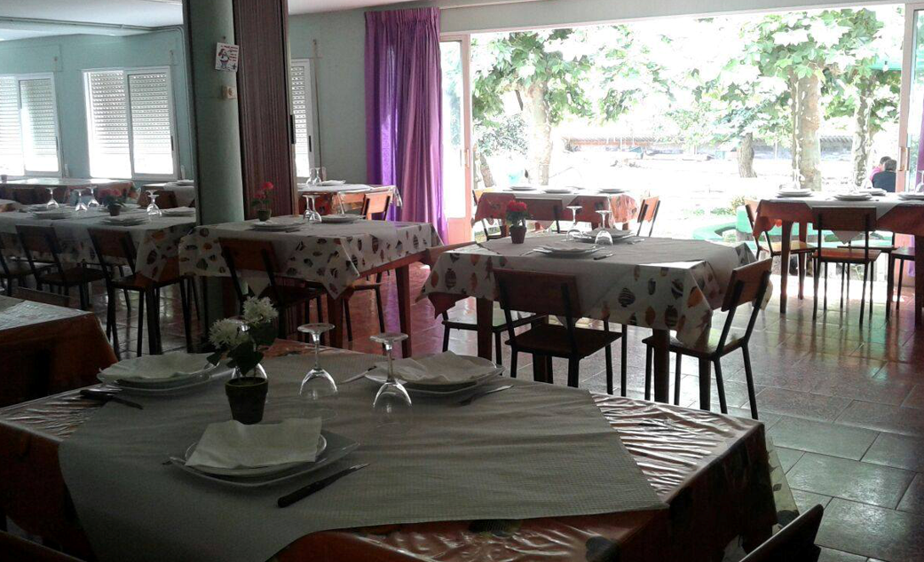 Comedor del Restaurante O Recreo con vistas al río